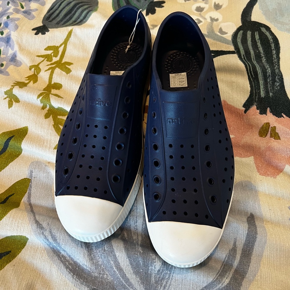 Never worn Men’s size 11 Native Jefferson shoes in Regatta Blue